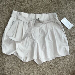 Creme Shorts